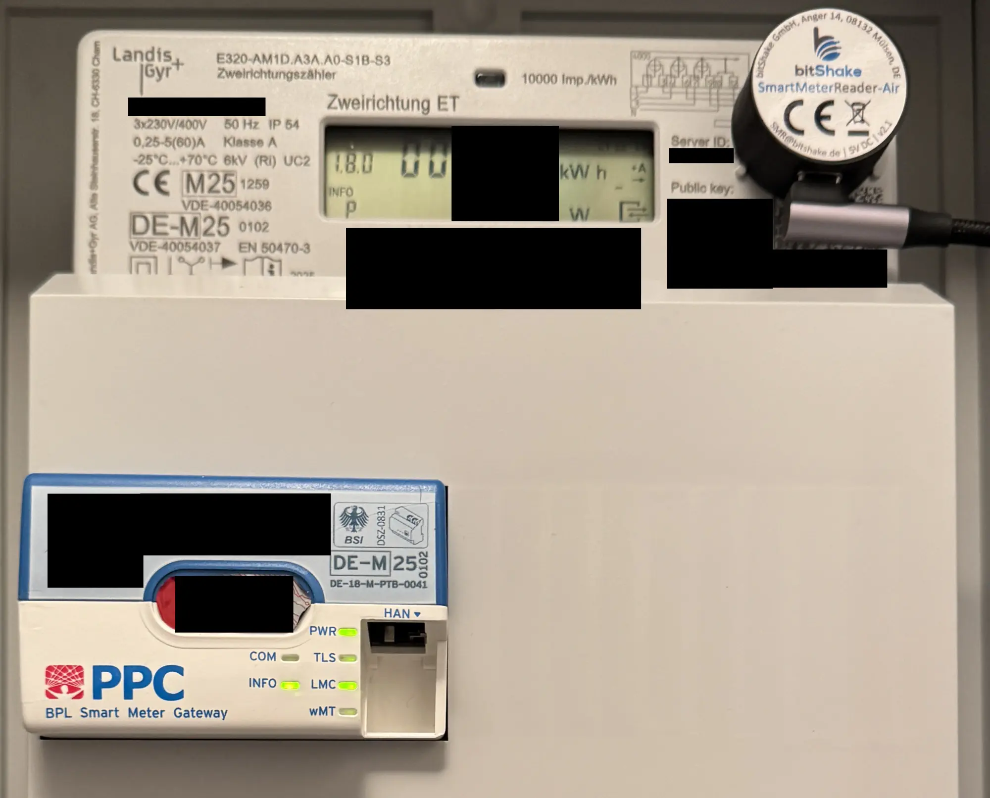 Landis+Gyr E320 mit montiertem bitShake Infrarot-Kopf Landis+Gyr E320 mit montiertem bitShake Infrarot-Kopf